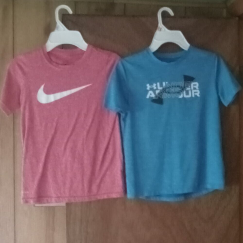 BUNDLE OF 2 BOYS NAME BRAND SHORT SLEEVE TEE-SHIRTS. YOUTH SIZE SMALL. ☆3FOR$30☆
